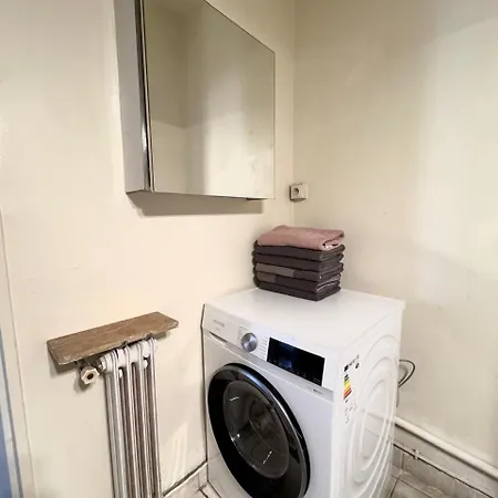 Grand Tour Eiffel Place Barcelone Paris