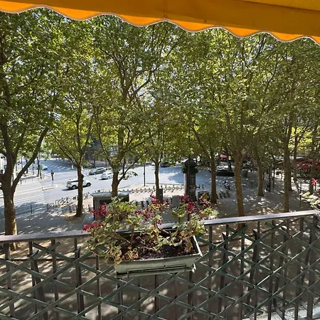 Grand Tour Eiffel Place Barcelone Paris