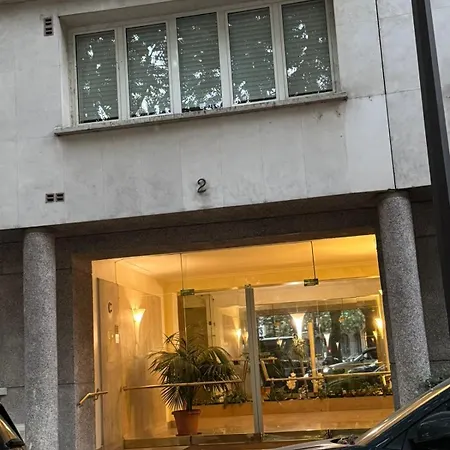 Grand Tour Eiffel Place Barcelone * Paris