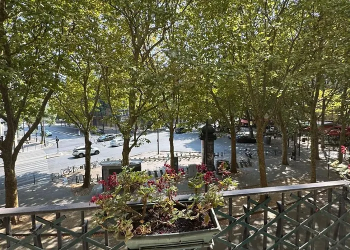 Grand Tour Eiffel Place Barcelone Parijs